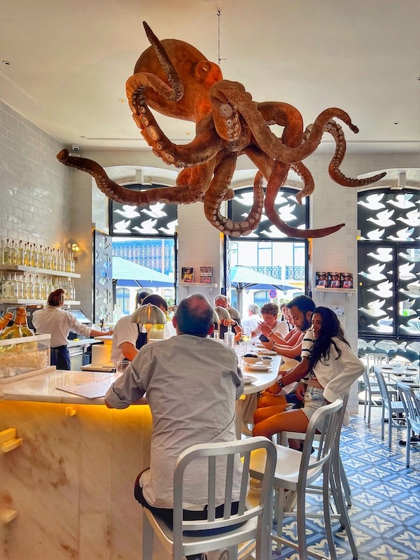 Opvallende octopus boven bar in A Cevicheria