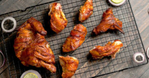 Gemarineerde kip op een bbq-rooster